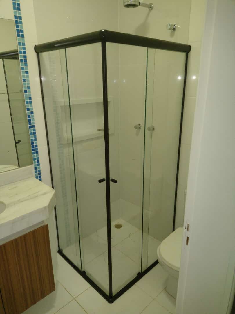 Box de canto com perfil preto