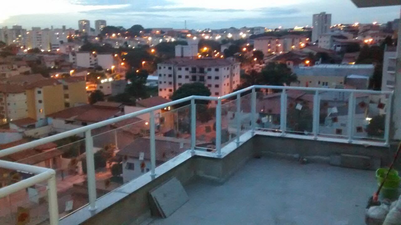 Guarda-corpo de vidro em terraço