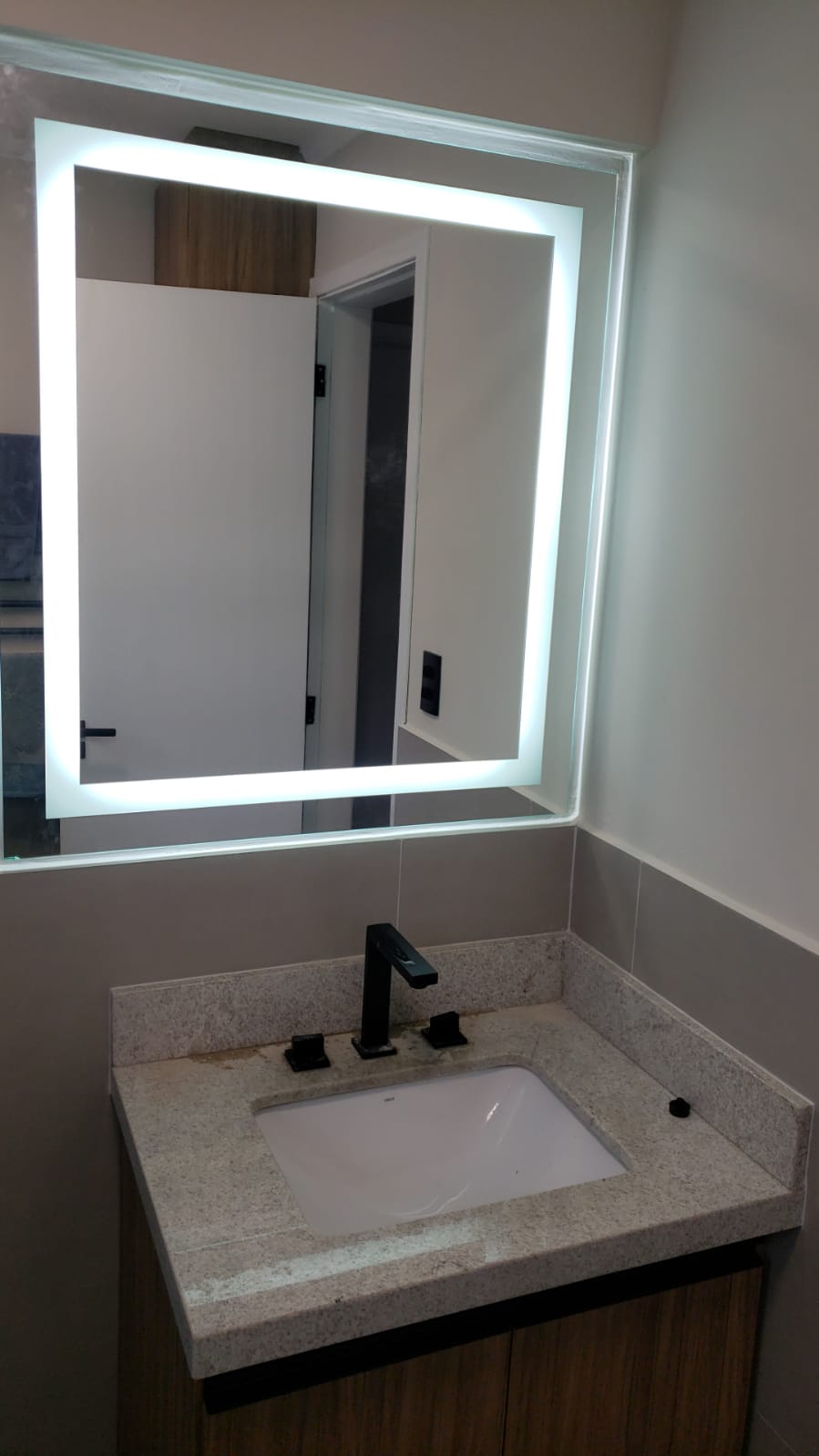 Espelho com moldura de LED