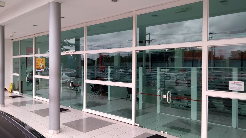 Fachada comercial com portas de vidro