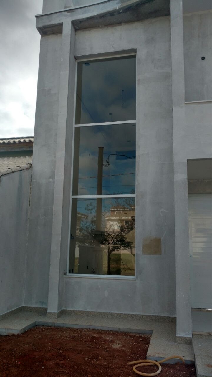 Janela alta de vidro