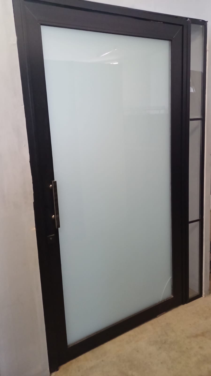 Porta de vidro jateado com perfil preto