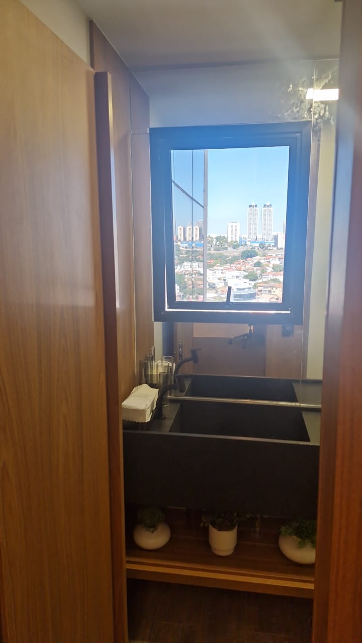 Espelho em lavabo