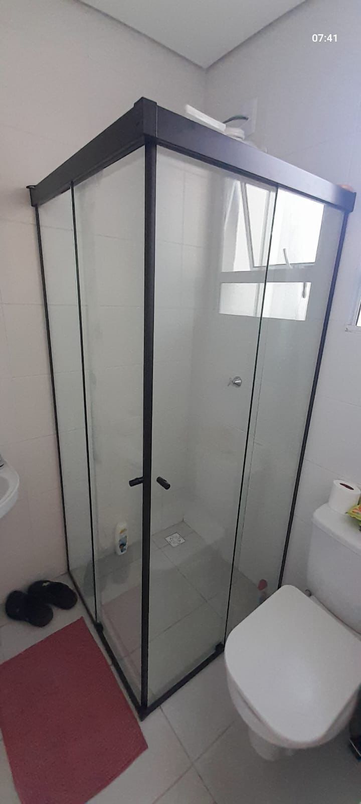 Box de canto até o teto
