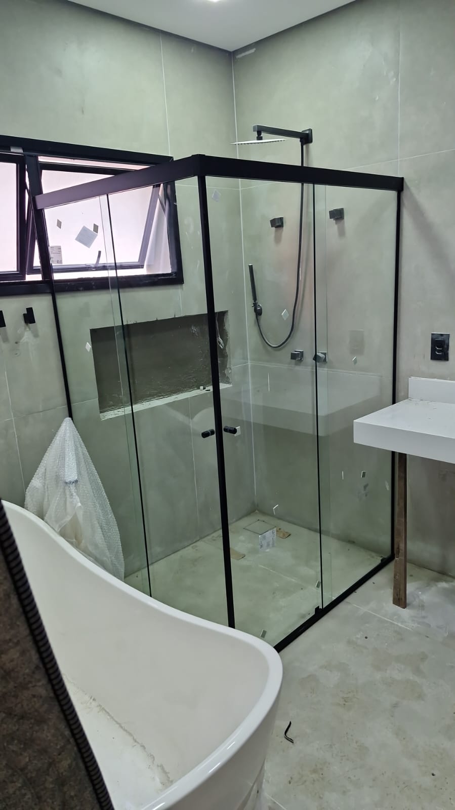 Box de canto com perfil preto