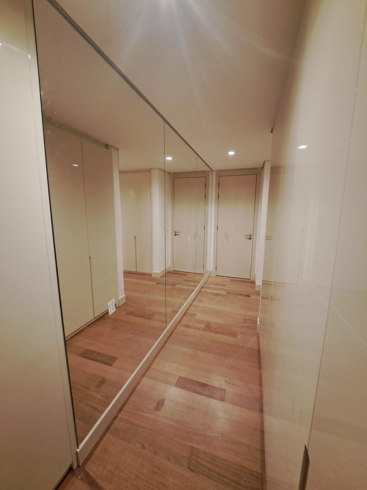 Parede espelhada em corredor