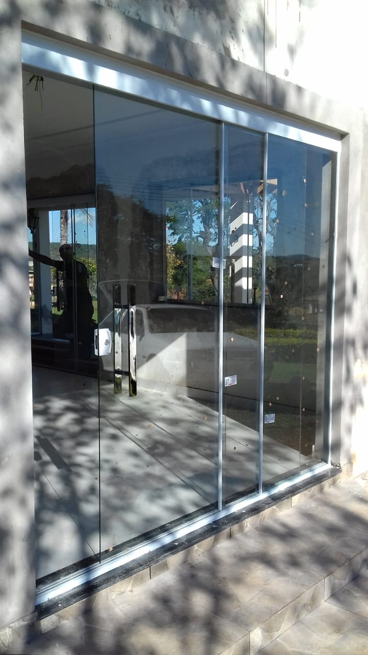 Fechamento de vidro com porta