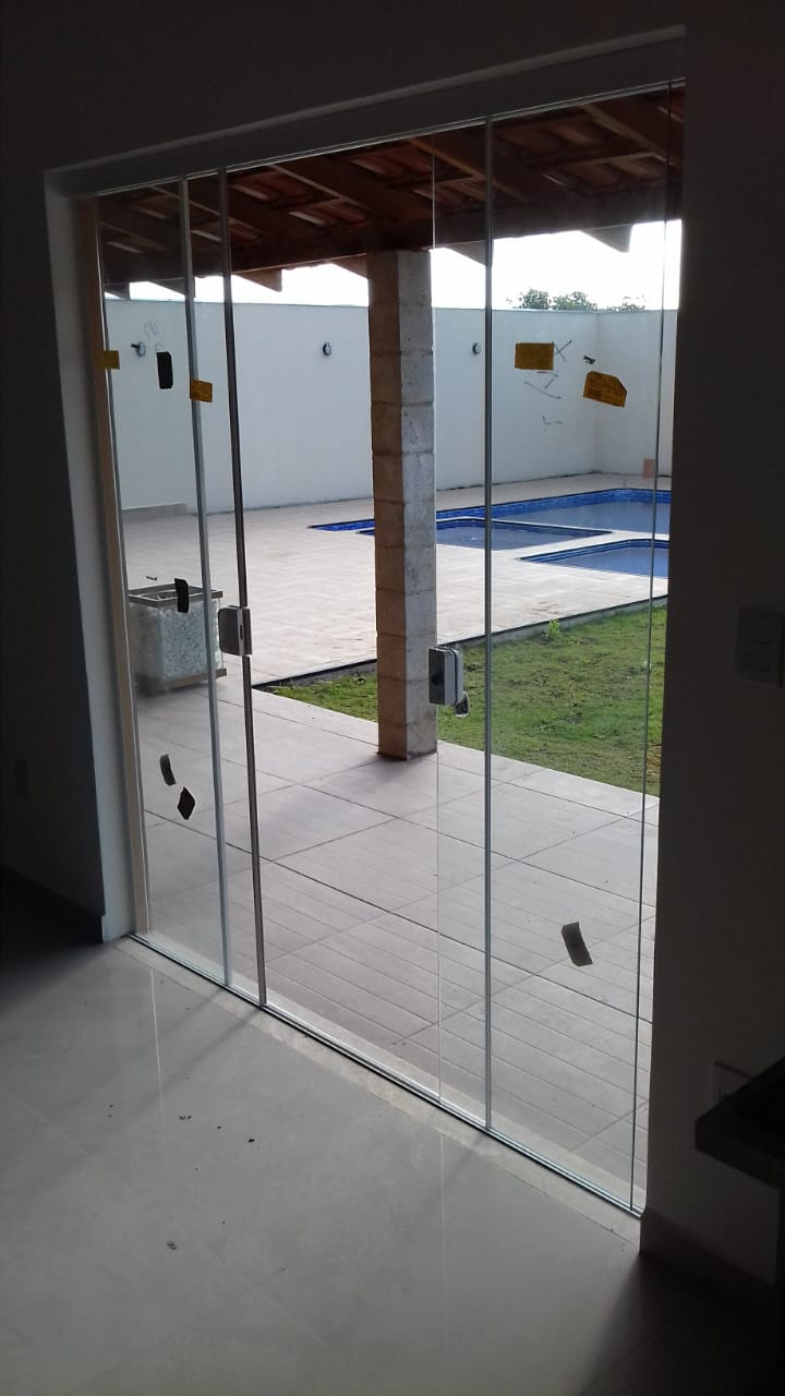 Fechamento de vidro de frente para a piscina