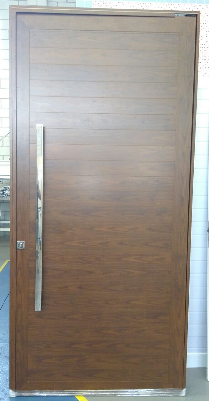 Porta pivotante com puxador